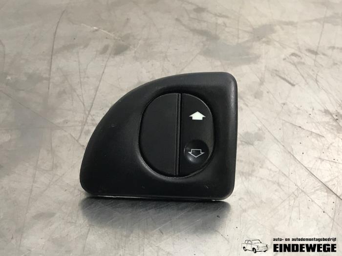 Usados Interruptor combinado de ventanillas Ford Transit Connect 1.8 TDdi LWB Euro 4 Precio € 10,00 Norma de margen ofrecido por Auto- en demontagebedrijf Eindewege