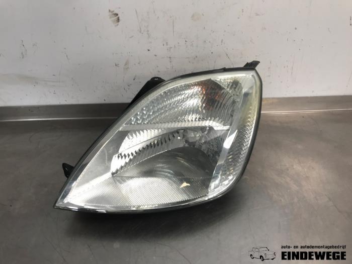 Używane Reflektor lewy Ford Fiesta 5 (JD/JH) 1.3 Cena na żądanie oferowane przez Auto- en demontagebedrijf Eindewege