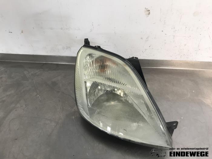 Używane Reflektor prawy Ford Fiesta 5 (JD/JH) 1.3 Cena na żądanie oferowane przez Auto- en demontagebedrijf Eindewege