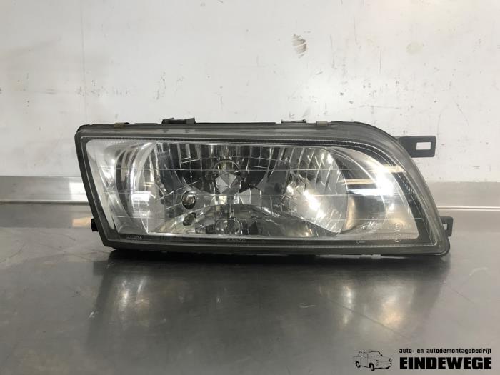 Używane Reflektor prawy Nissan Almera (N15) 1.4 LX,GX,S 16V Cena € 25,00 Procedura marży oferowane przez Auto- en demontagebedrijf Eindewege