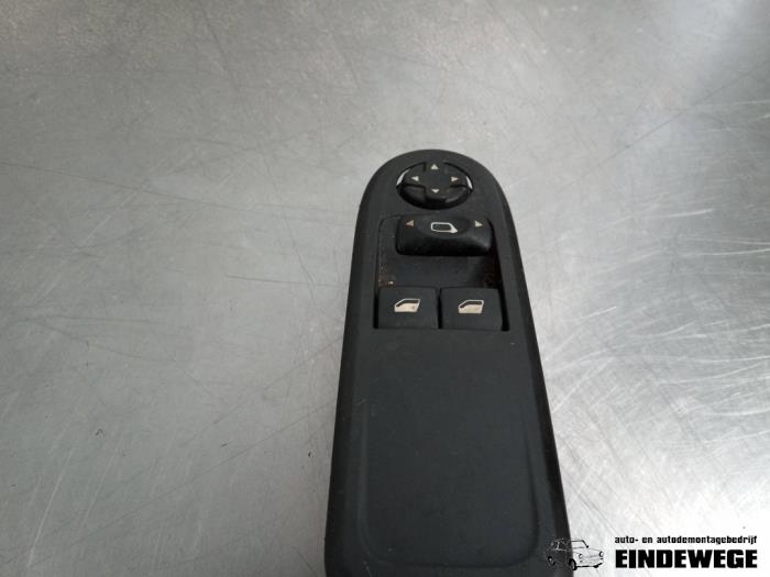 Usados Interruptor combinado de ventanillas Peugeot 308 (4A/C) 1.6 VTI 16V Precio € 30,00 Norma de margen ofrecido por Auto- en demontagebedrijf Eindewege