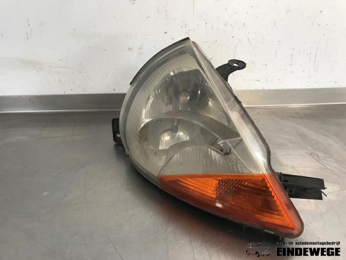Używane Reflektor prawy Ford Ka I 1.3i Cena € 25,00 Procedura marży oferowane przez Auto- en demontagebedrijf Eindewege