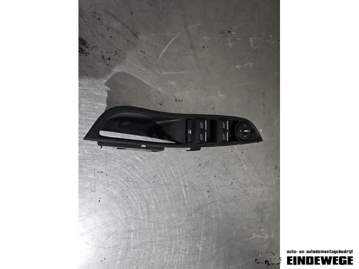 Usados Interruptor combinado de ventanillas Ford Focus 3 1.0 Ti-VCT EcoBoost 12V 125 Precio € 25,00 Norma de margen ofrecido por Auto- en demontagebedrijf Eindewege