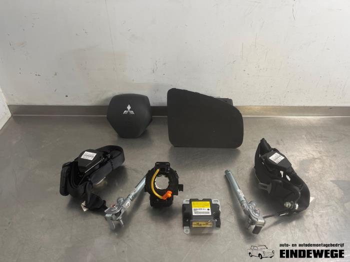 Begagnade Airbagset + modul Mitsubishi Attrage (A1) 1.2 12V Pris € 525,00 Marginaltabell erbjuds av Auto- en demontagebedrijf Eindewege