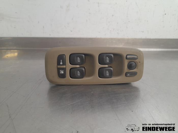 Usados Interruptor combinado de ventanillas Volvo V70 (SW) 2.4 D5 20V Precio € 25,00 Norma de margen ofrecido por Auto- en demontagebedrijf Eindewege