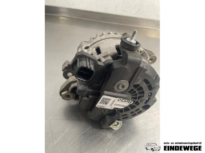 Dynamo van een Toyota Yaris II (P9) 1.4 D-4D 2008