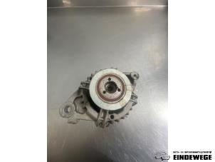 Dynamo van een Toyota Yaris II (P9) 1.4 D-4D 2008