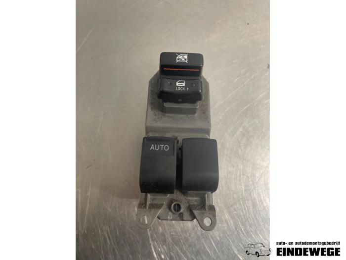 Usados Interruptor combinado de ventanillas Toyota Yaris II (P9) 1.4 D-4D Precio € 20,00 Norma de margen ofrecido por Auto- en demontagebedrijf Eindewege