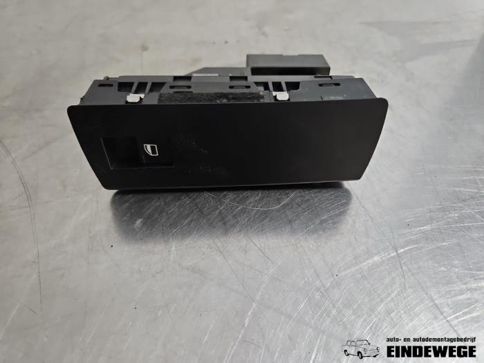 Usados Interruptor de ventanilla eléctrica BMW X5 (E53) 3.0 24V Precio € 10,00 Norma de margen ofrecido por Auto- en demontagebedrijf Eindewege