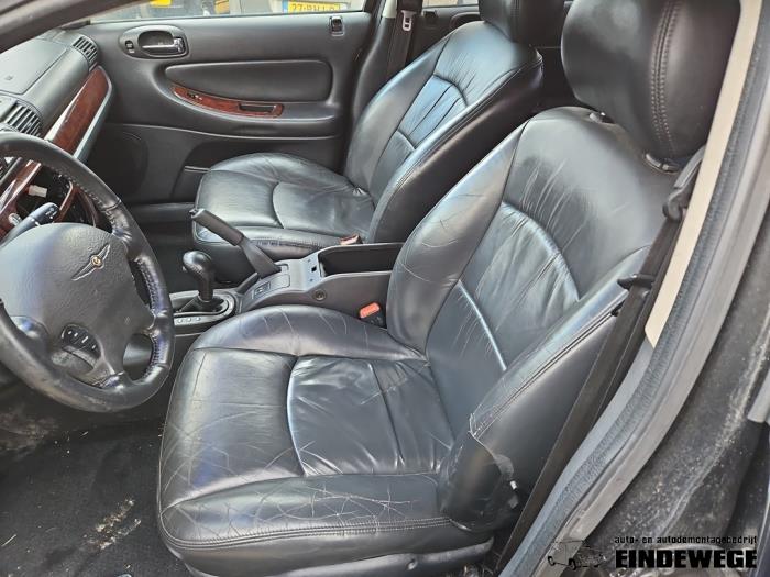 Używane Fotel prawy Chrysler Sebring (JR) 2.7 V6 24V Cena na żądanie oferowane przez Auto- en demontagebedrijf Eindewege