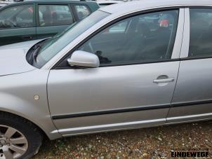 Usados Puerta de 4 puertas izquierda delante Skoda Superb (3U4) 1.8 20V Turbo Precio € 105,00 Norma de margen ofrecido por Auto- en demontagebedrijf Eindewege