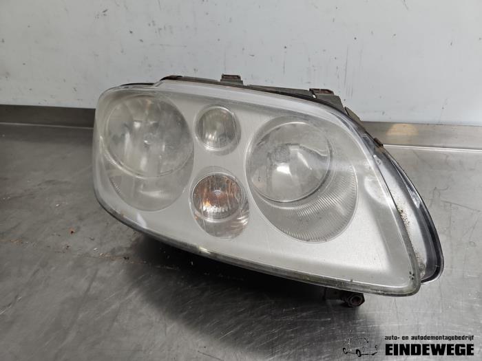 Używane Reflektor prawy Volkswagen Touran (1T1/T2) 1.6 FSI 16V Cena € 40,00 Procedura marży oferowane przez Auto- en demontagebedrijf Eindewege