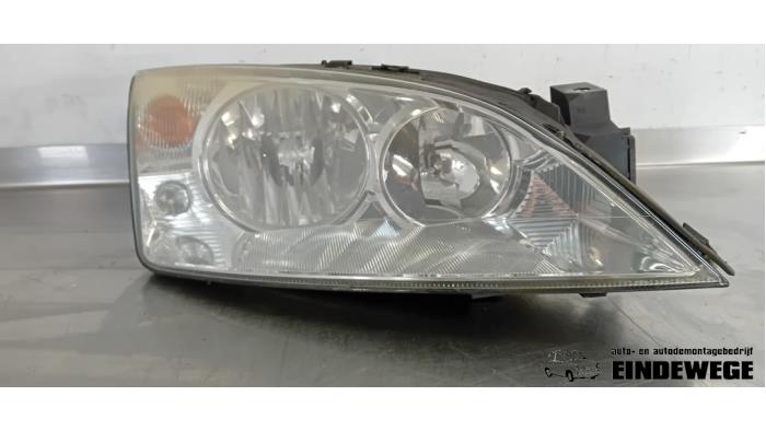 Używane Reflektor prawy Ford Mondeo III Wagon 1.8 16V Cena € 25,00 Procedura marży oferowane przez Auto- en demontagebedrijf Eindewege