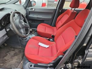 Begagnade Säte, vänster Mitsubishi Colt (Z2/Z3) 1.3 16V Pris på förfrågan erbjuds av Auto- en demontagebedrijf Eindewege