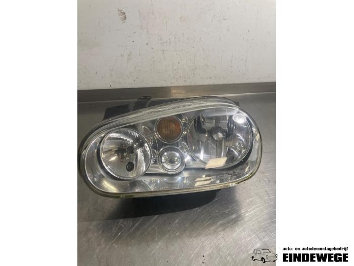 Używane Reflektor lewy Volkswagen Golf IV (1J1) 1.6 Cena € 25,00 Procedura marży oferowane przez Auto- en demontagebedrijf Eindewege