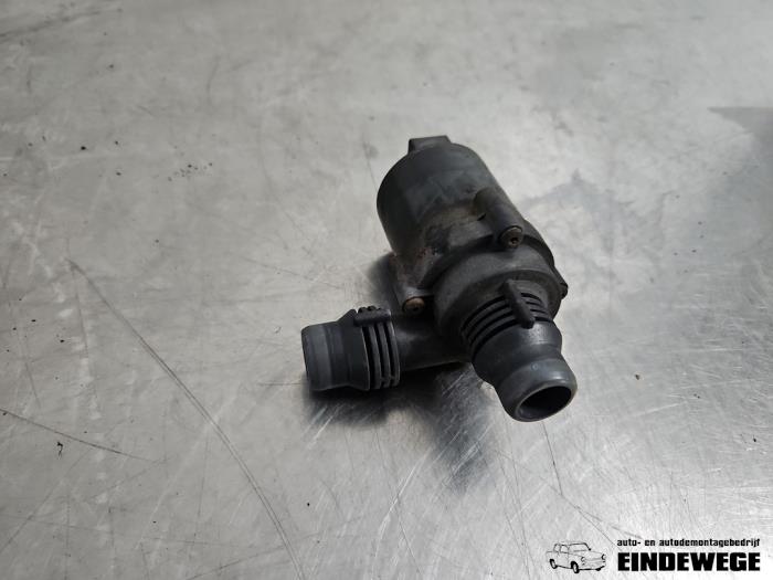 Begagnade Extra vattenpump BMW X5 (E53) 3.0 24V Pris € 20,00 Marginaltabell erbjuds av Auto- en demontagebedrijf Eindewege