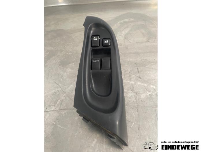 Usados Interruptor combinado de ventanillas Nissan Almera (N16) 1.5 16V Precio € 35,00 Norma de margen ofrecido por Auto- en demontagebedrijf Eindewege