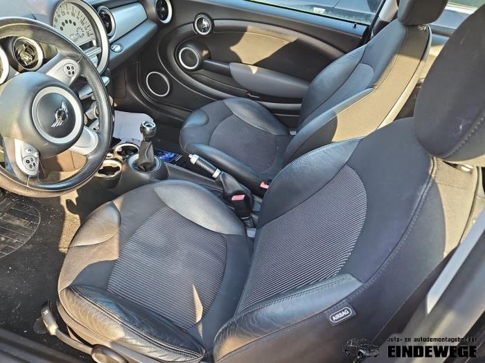 Używane Fotel prawy Mini Mini (R56) 1.6 16V Cooper Cena na żądanie oferowane przez Auto- en demontagebedrijf Eindewege