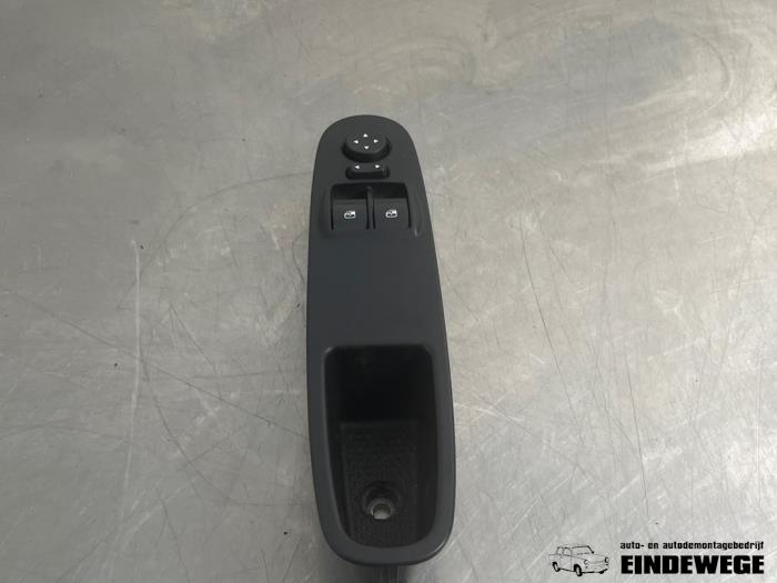 Usados Interruptor combinado de ventanillas Fiat Punto Evo (199) 1.3 JTD Multijet 85 16V Precio € 20,00 Norma de margen ofrecido por Auto- en demontagebedrijf Eindewege