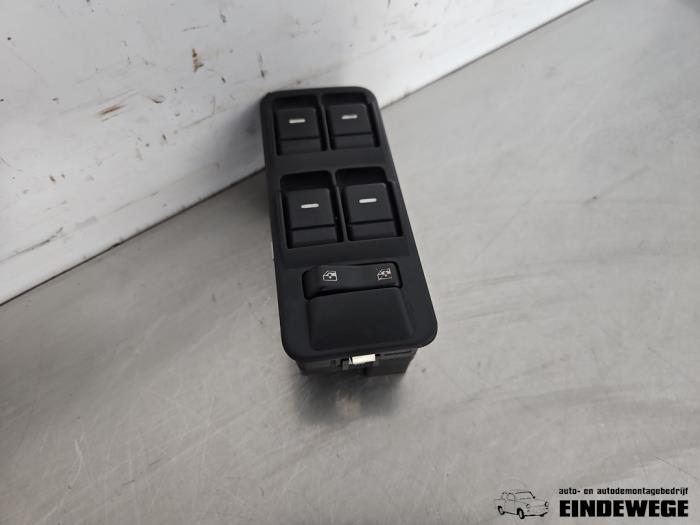Usados Interruptor combinado de ventanillas Landrover Discovery III (LAA/TAA) 2.7 TD V6 Precio € 52,50 Norma de margen ofrecido por Auto- en demontagebedrijf Eindewege