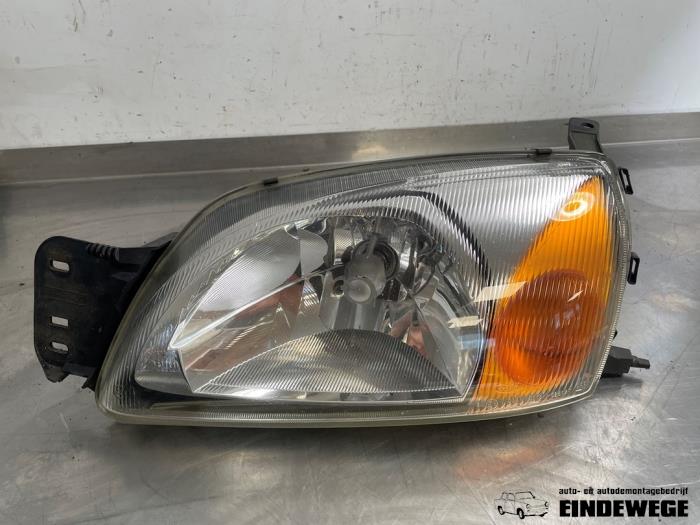 Używane Reflektor prawy Ford Fiesta 4 1.25 16V Cena € 25,00 Procedura marży oferowane przez Auto- en demontagebedrijf Eindewege