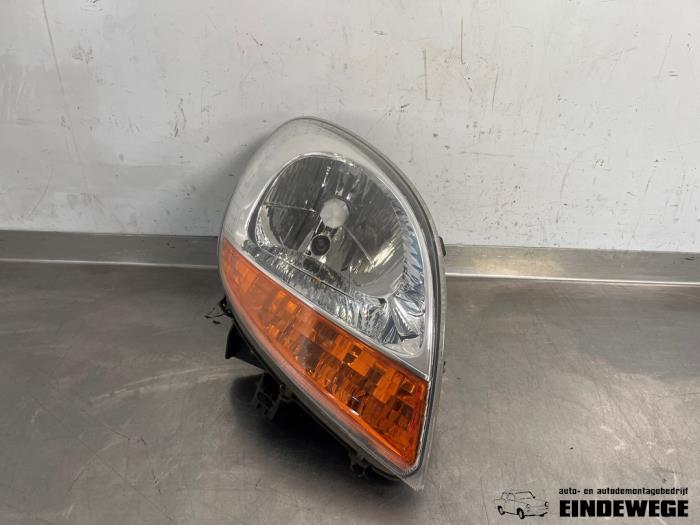 Używane Reflektor prawy Renault Kangoo Express (FC) 1.5 dCi 60 Cena € 25,00 Procedura marży oferowane przez Auto- en demontagebedrijf Eindewege