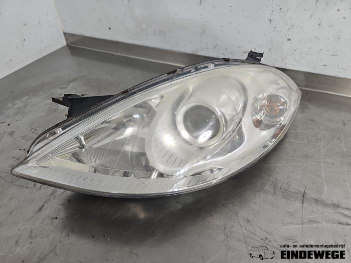 Używane Reflektor lewy Mercedes A (W169) 1.5 A-150 Cena € 52,50 Procedura marży oferowane przez Auto- en demontagebedrijf Eindewege