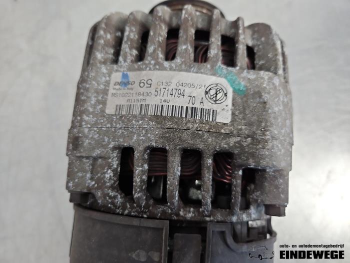 Dynamo van een Fiat Punto II (188) 1.4 16V 2005
