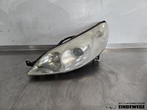 Begagnade Strålkastare, vänster Peugeot 407 SW (6E) 1.8 16V Pris € 35,00 Marginaltabell erbjuds av Auto- en demontagebedrijf Eindewege