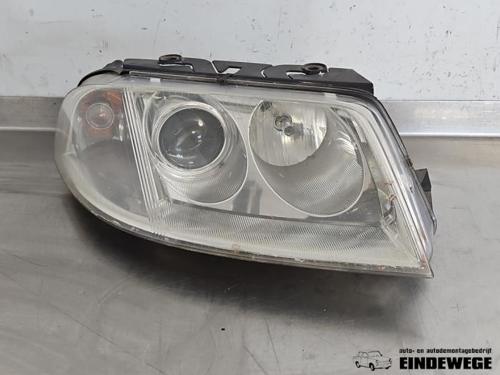 Używane Reflektor prawy Volkswagen Passat (3B3) 1.9 TDI 130 Cena € 52,50 Procedura marży oferowane przez Auto- en demontagebedrijf Eindewege