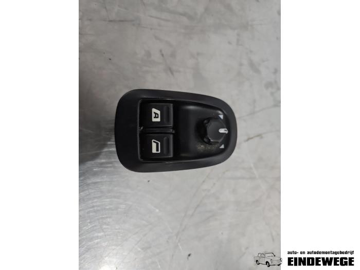 Usados Interruptor combinado de ventanillas Peugeot 206 SW (2E/K) 1.4 16V Precio € 20,00 Norma de margen ofrecido por Auto- en demontagebedrijf Eindewege