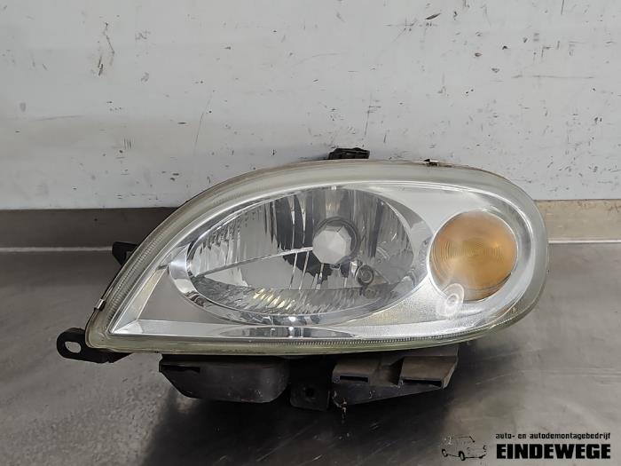 Używane Reflektor lewy Citroen Saxo 1.1i X,SX Cena € 20,00 Procedura marży oferowane przez Auto- en demontagebedrijf Eindewege
