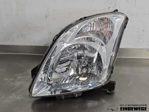 Używane Reflektor lewy Suzuki Swift (ZA/ZC/ZD1/2/3/9) 1.3 VVT 16V Cena € 52,50 Procedura marży oferowane przez Auto- en demontagebedrijf Eindewege