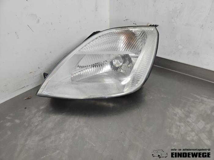 Używane Reflektor lewy Ford Fiesta 5 (JD/JH) 1.4 16V Cena € 25,00 Procedura marży oferowane przez Auto- en demontagebedrijf Eindewege