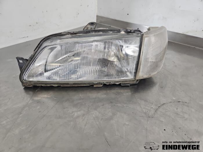 Używane Reflektor lewy Peugeot 306 (7A/C/S) 1.4 XN,XR,XA,XRA Cena € 25,00 Procedura marży oferowane przez Auto- en demontagebedrijf Eindewege