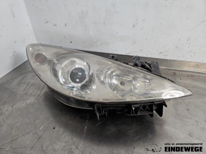 Używane Reflektor prawy Peugeot 307 SW (3H) 1.6 HDiF 110 16V Cena € 78,50 Procedura marży oferowane przez Auto- en demontagebedrijf Eindewege