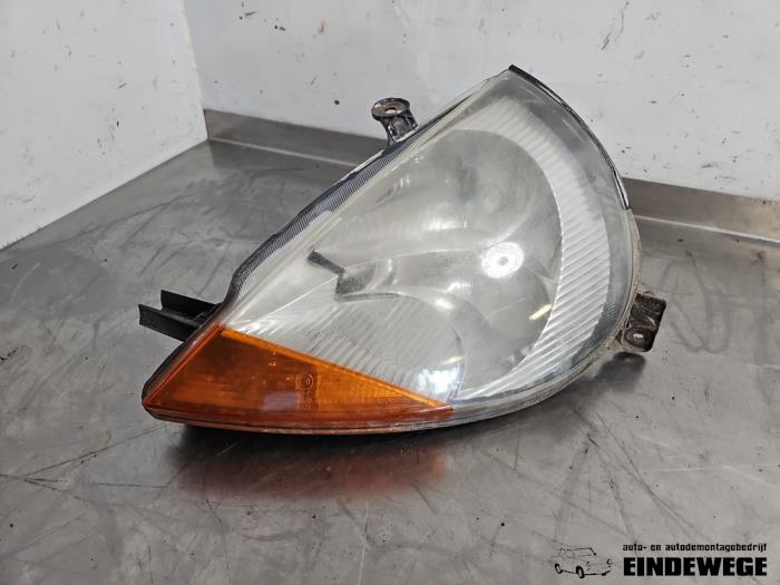 Używane Reflektor prawy Ford Ka I 1.3i Cena € 25,00 Procedura marży oferowane przez Auto- en demontagebedrijf Eindewege