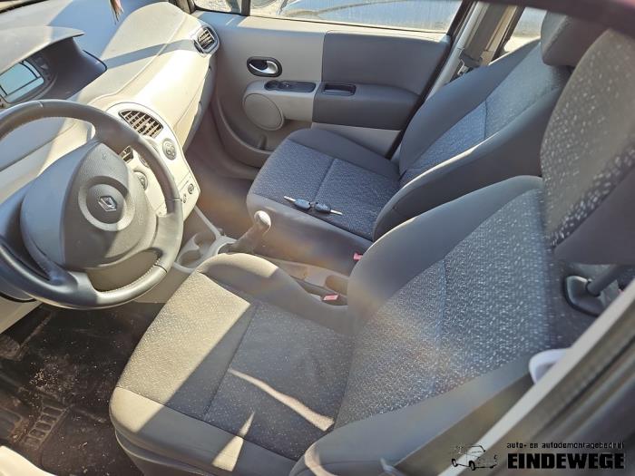 Używane Fotel lewy Renault Modus/Grand Modus (JP) 1.2 16V Cena na żądanie oferowane przez Auto- en demontagebedrijf Eindewege