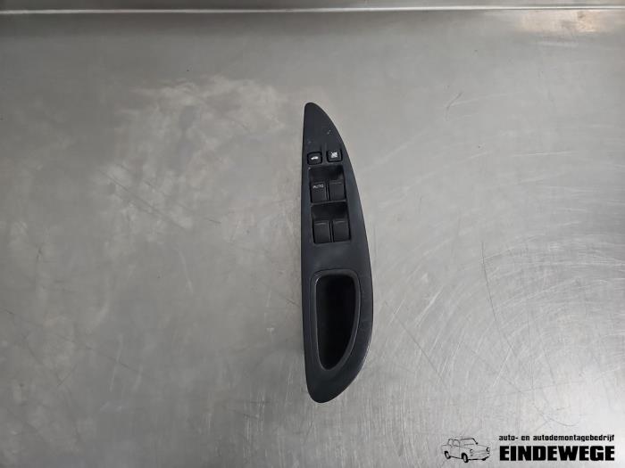 Usados Interruptor combinado de ventanillas Nissan Primera (P12) 1.8 16V Precio € 25,00 Norma de margen ofrecido por Auto- en demontagebedrijf Eindewege