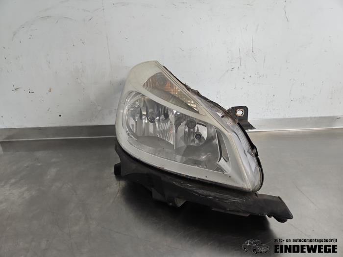 Używane Reflektor prawy Renault Clio III (BR/CR) 1.2 16V 65 Cena € 38,50 Procedura marży oferowane przez Auto- en demontagebedrijf Eindewege