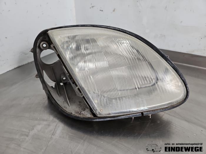 Używane Reflektor lewy Mercedes SLK (R170) 2.0 200 16V Cena € 63,50 Procedura marży oferowane przez Auto- en demontagebedrijf Eindewege