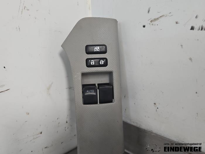 Usados Interruptor combinado de ventanillas Toyota Yaris II (P9) 1.33 16V Dual VVT-I Precio € 20,00 Norma de margen ofrecido por Auto- en demontagebedrijf Eindewege