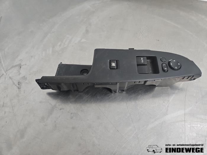 Usados Interruptor combinado de ventanillas Mazda 2 (DE) 1.3 16V S-VT Precio € 52,50 Norma de margen ofrecido por Auto- en demontagebedrijf Eindewege