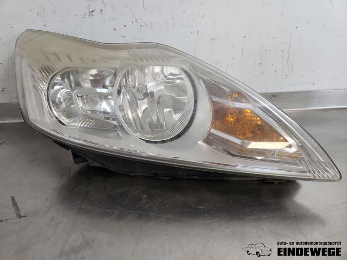 Używane Reflektor prawy Ford Focus 2 Wagon 1.8 TDCi 16V Cena € 63,50 Procedura marży oferowane przez Auto- en demontagebedrijf Eindewege