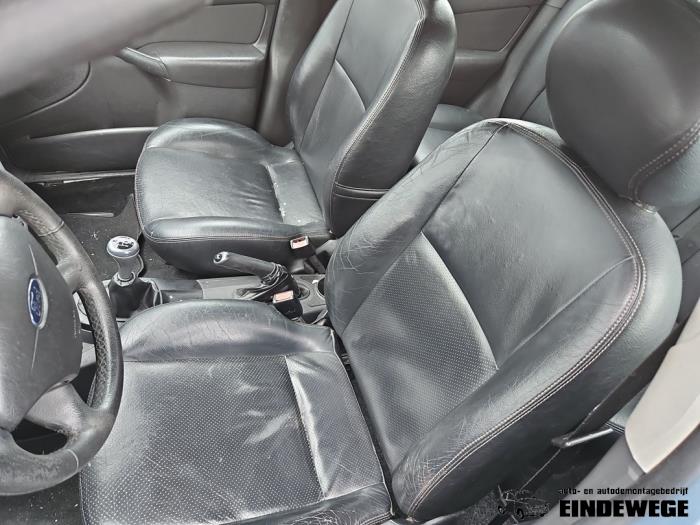 Siège gauche d'un Ford Focus 1 1.6 16V 2004