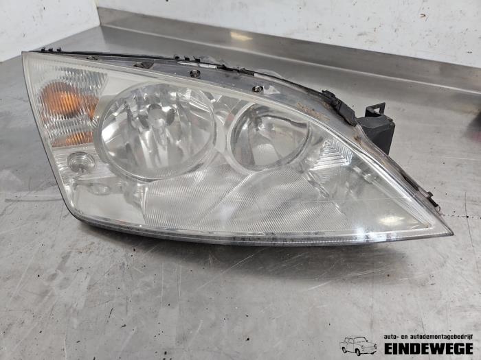 Używane Reflektor prawy Ford Mondeo III Wagon 1.8 16V Cena € 25,00 Procedura marży oferowane przez Auto- en demontagebedrijf Eindewege