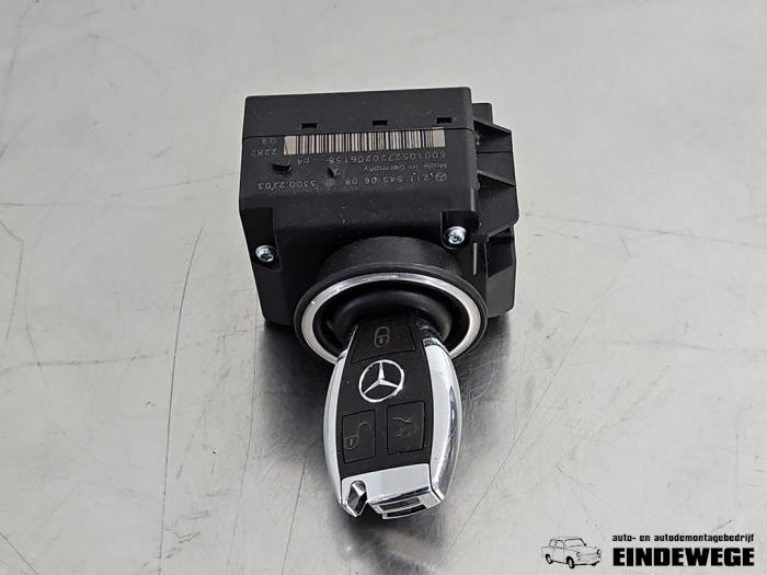 Używane Stacyjka + Kluczyk Mercedes E (W211) 2.6 E-240 V6 18V Cena € 105,00 Procedura marży oferowane przez Auto- en demontagebedrijf Eindewege