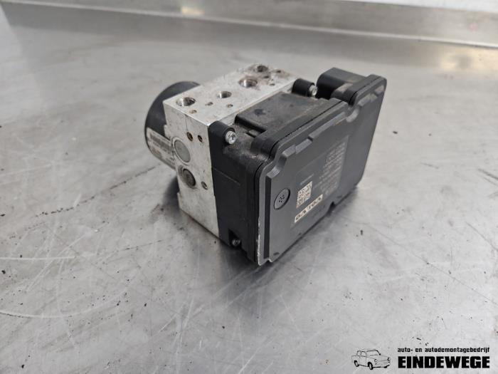 Usagé Bloc ABS Volvo V60 I (FW/GW) 2.0 D3 20V Prix € 78,50 Règlement à la marge proposé par Auto- en demontagebedrijf Eindewege