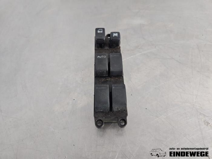 Usados Interruptor combinado de ventanillas Nissan X-Trail (T30) 2.2 Di 4x4 Precio € 52,50 Norma de margen ofrecido por Auto- en demontagebedrijf Eindewege