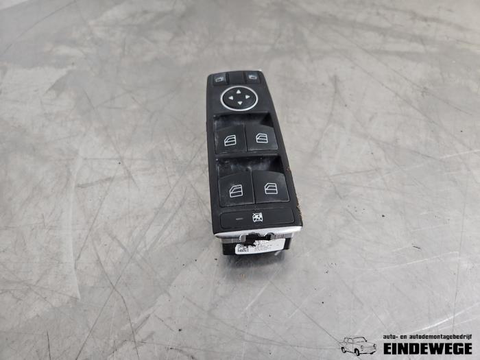 Usados Interruptor combinado de ventanillas Mercedes B (W246/W242) 1.6 B-180 BlueEFFICIENCY Turbo 16V Precio € 35,00 Norma de margen ofrecido por Auto- en demontagebedrijf Eindewege